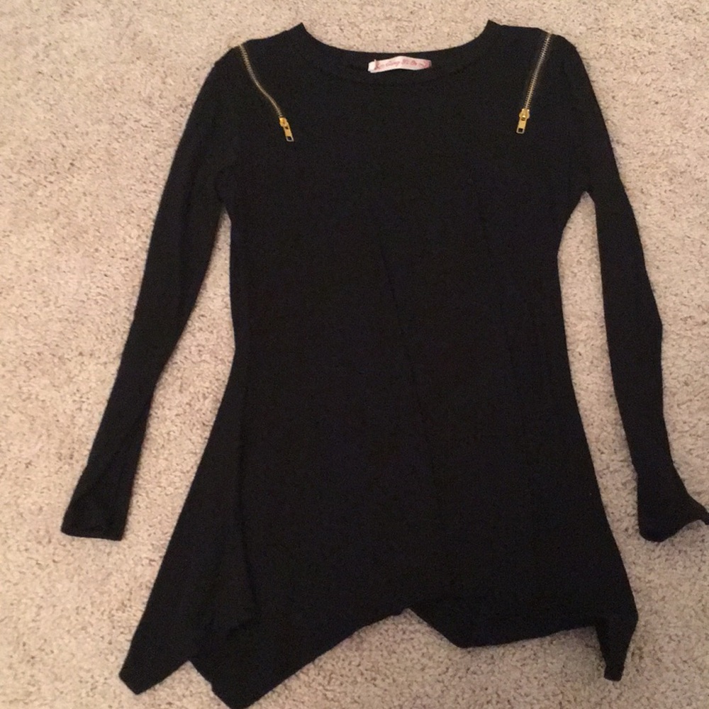 Asymmetric top with zipper shoulders